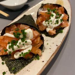 Temaki de salmão e Philadelphia 