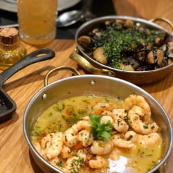 Camarões fritos com coentros