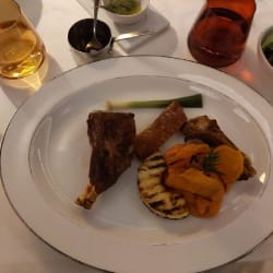 Leitão com chips e puré de batata doce 