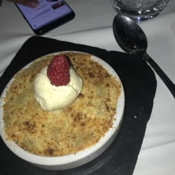 Crumble aux poires et glace vanille