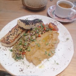 Tofu com crosta de sésamo e puré de abóbora