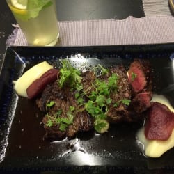 Bife de Alcatra com Pêra bêbada em Vinho do Porto