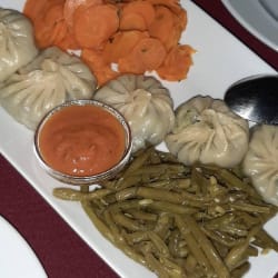 Momos com espinafres e queijo