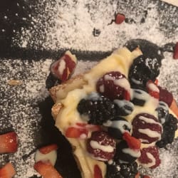 Mil folhas com creme de chocolate branco e frutos vermelhos 