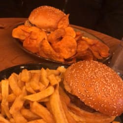 Hambúrgueres troika, com batata frita e batata frita doce