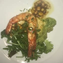 Salada de camarão, guacamole e manga