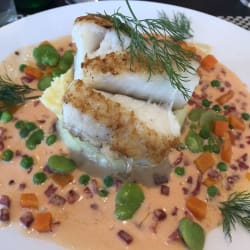Dos de cabillaud doré au four, velouté de chorizo et purée à l’ail 