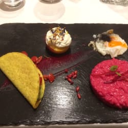 Risotto alla barbabietola, uovo al tegamino, pesca ripiena di ricotta