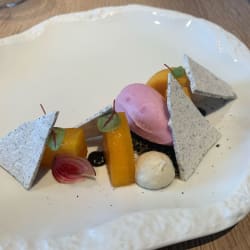Dessert kaki, glace rhubarbe, meringue. 