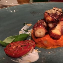 Polpo in salsa di cipolle, pomodorini e mandorle