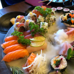 Sushi variado com vários tipos de peixe