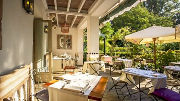 Le Cafe Des Artistes Hotel Les Etangs De Corot In Avray