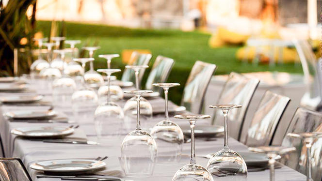 Mesa no jardim - Baia dos Golfinhos, Oeiras