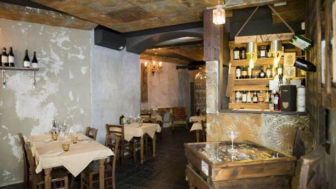 bancone per aperitivi vecchia Milano - El Mora, Milan