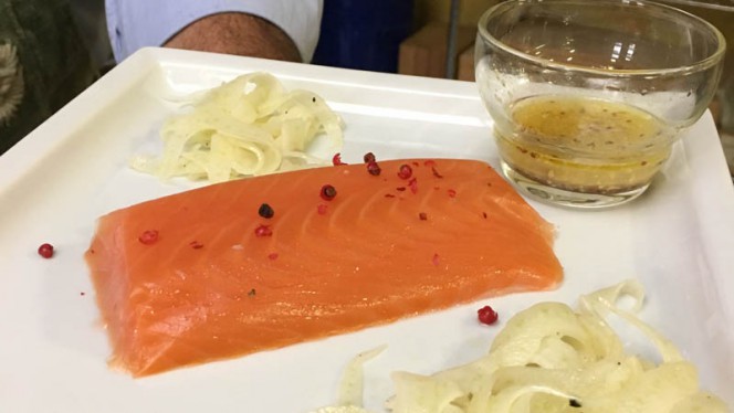 Salmone Upstream affumicato con i suoi condimenti - Enoteca Buosi Torino, Turin