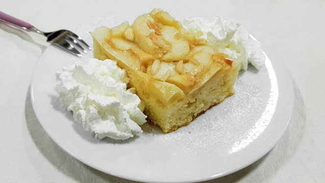 Torta di mele con panna montata - Enoteca Buosi Torino, Turin