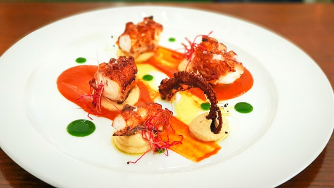 Polpo scottato con salsa alla luciana , hummus di ceci, salsa di sedano e germogli di rapa rossa - Civico 23 - Roma, Rome