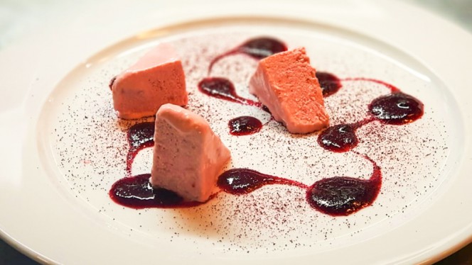Semifreddo fragole e yogurt, coulis di frutti di bosco, rapa rossa - Civico 23 - Roma, Rome
