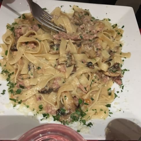 Gennaros Classic Spaghetti Carbonara Primo In Paris Restaurant